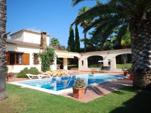 Peaceful Villa in Calonge Spain with Swimming Pool内部或周边的泳池