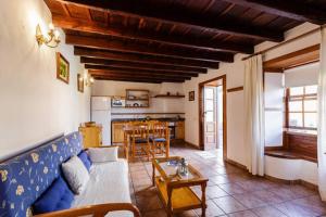 下布雷尼亚Casa Cruz的一间带蓝色沙发的客厅和一间厨房