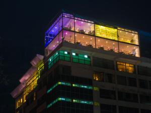 内罗毕克劳德套房酒店的一座晚上亮着五颜六色灯光的建筑