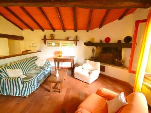 圣马尔切洛皮斯托耶塞Belvilla by OYO La Loggia的客厅设有两张沙发和一个壁炉