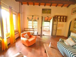 圣马尔切洛皮斯托耶塞Belvilla by OYO La Loggia的客厅配有橙色椅子和桌子