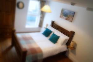 穆尔兰尼Mulranny House的一间卧室配有一张带蓝色和白色枕头的床