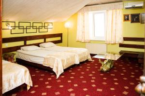 敖德萨德瑞谢里宾馆的酒店客房设有两张床和窗户。