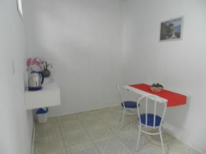 卡内拉Magias da Serra的一个带桌子和两把椅子的小厨房