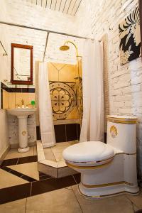 敖德萨德瑞谢里宾馆的一间带卫生间和水槽的浴室