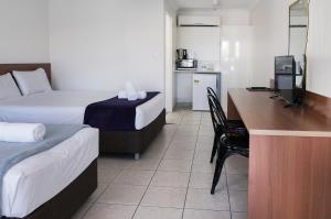 黄金海岸Sunshine Beach Resort的酒店客房设有两张床和一张带电脑的书桌