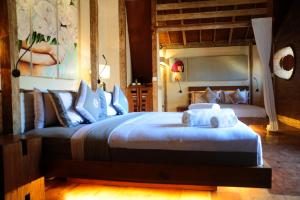 吉利特拉旺安卡莱都别墅的一间卧室配有一张大床和毛巾