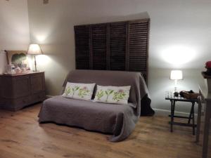 ApremontRelais De La Haute Pommeraye的一间卧室配有带2个枕头的床