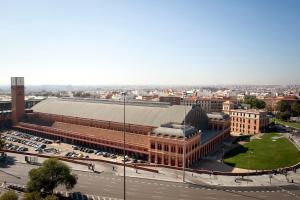 马德里60 Balconies Art的享有大楼空中景色,设有停车场