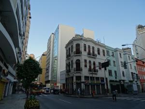 里约热内卢Rede Andrade Lapa的一条城市街道上高大的白色建筑