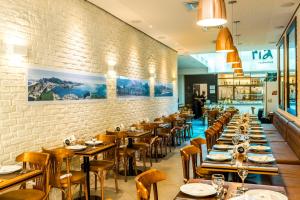 里约热内卢Rede Andrade Lapa的餐厅设有木桌和椅子,拥有砖墙