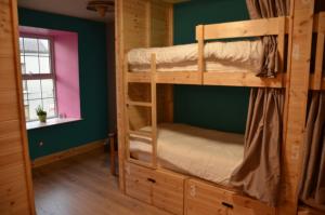 基拉尼The Black Sheep Hostel的小屋内带两张双层床的客房