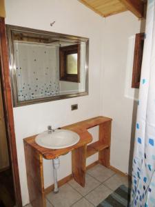 PichareCabaña Pucon a Huife的一间带水槽和镜子的浴室