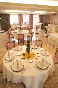 博尔兴费佛姆尔酒店的一间设有白色桌椅的用餐室
