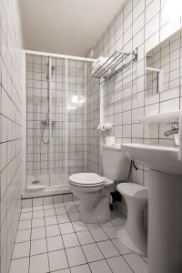 欧里亚克德斯卡默斯酒店的浴室配有卫生间、淋浴和盥洗盆。