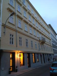 布尔诺Comfort Apartment Brno-city center的街道边的大建筑