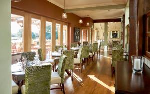 克努斯福德The Golden Pheasant的用餐室设有桌椅和窗户。