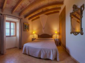 德阿La Galera Deià的一间卧室,卧室内配有一张大床
