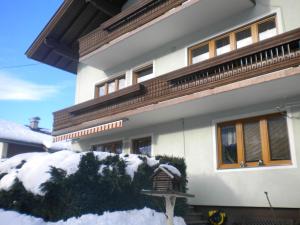 尼德恩西尔Ferienwohnung Nussbaumer的前面有雪的白色房子