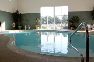 西普谢瓦纳Farmstead Inn and Conference Center的在酒店房间的一个大型游泳池