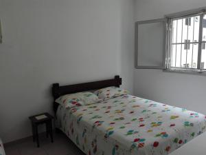 Apartamento 1 Dormitório Astúrias客房内的一张或多张床位