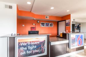 圣安东尼奥圣安东尼奥6号汽车旅馆的一间拥有橙色墙壁的快餐店