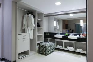 福塔莱萨福塔雷萨舒适酒店的一间带两个盥洗盆和大镜子的浴室