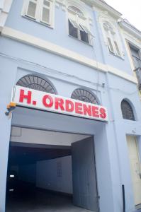 里约热内卢Hotel Ordenes (Adult Only)的白色的建筑,上面有读取h清洁剂的标志