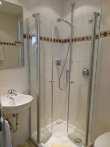 博尔兴费佛姆尔酒店的带淋浴和盥洗盆的浴室