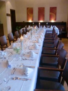 博尔兴费佛姆尔酒店的长桌,带盘子,玻璃杯和蜡烛