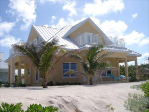 Brinkleys海洋天堂酒店的两棵棕榈树海滩上的房子