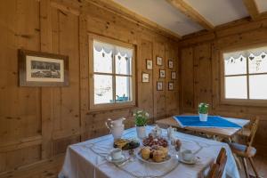 韦扎诺Maso Scricciolo Farm House的用餐室设有2张桌子和2个窗户