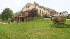 蓬特维耶斯戈波萨达拉安佳娜酒店的绿色田野顶部的大房子