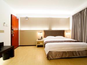 米里金斯利酒店的酒店客房设有一张大床和一张书桌。