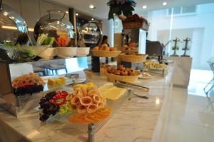 吉隆坡吉隆坡达马斯套房及公寓式酒店的餐厅柜台的自助餐