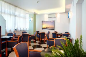比比翁Hotel Concordia 3S的一间设有椅子和桌子的等候室
