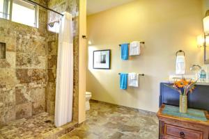 North Hilo马哈娜之家乡村宾馆的带淋浴和卫生间的浴室