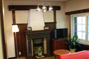 镰仓市道平旅馆的客厅设有壁炉和电视。
