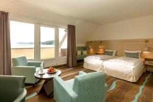拉策堡德施霍夫酒店的酒店客房,配有一张床和两把椅子