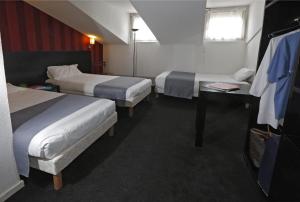 戛纳艾丽泽酒店的酒店客房配有两张床和一张书桌