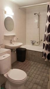 霍勒姆't Noorderlicht的浴室配有卫生间、盥洗盆和淋浴。