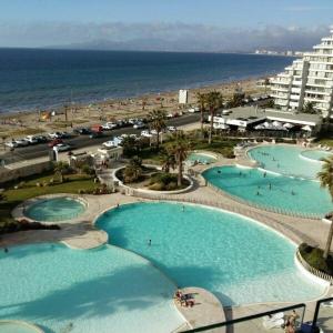 科金博Departamento Jardín del Mar的享有度假村的空中景致,设有3个游泳池