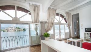 奥尔塔圣朱利奥-Ortaflats- Appartamento Gli Archi的享有水景的客厅