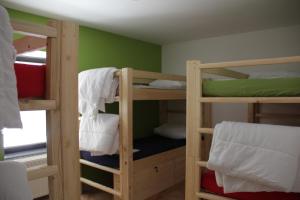 博维茨Hostel Bovec的一间房间,设有三张双层床