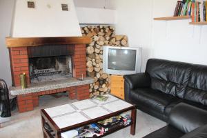 博维茨Hostel Bovec的客厅设有壁炉和电视。