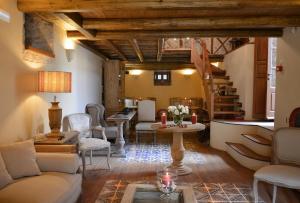 利昂尼迪翁阿尔冲提古奇欧提酒店的客厅配有沙发和桌子
