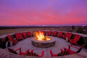 鲍威尔比尤特布拉萨达牧场酒店的一群坐在火坑周围的红椅子