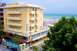 里米尼阿泰德酒店的酒店享有海滩美景