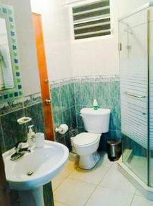 克布拉迪亚斯家庭旅馆的一间带卫生间和水槽的浴室