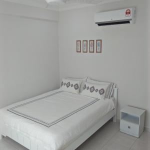 金宝MZ金宝民宿的白色的卧室,配有床和白色的墙壁